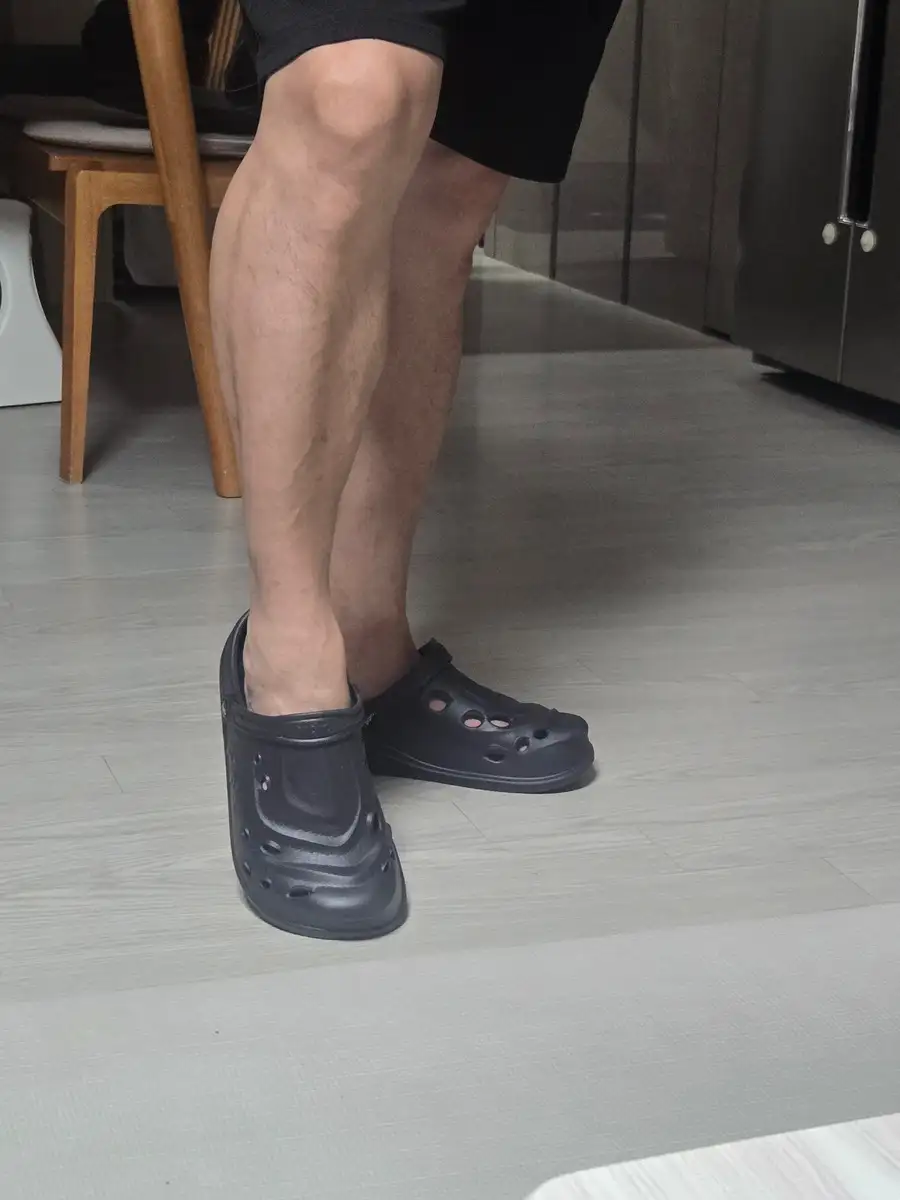 Reviewer’s husband wearing black pipiu clogs at home